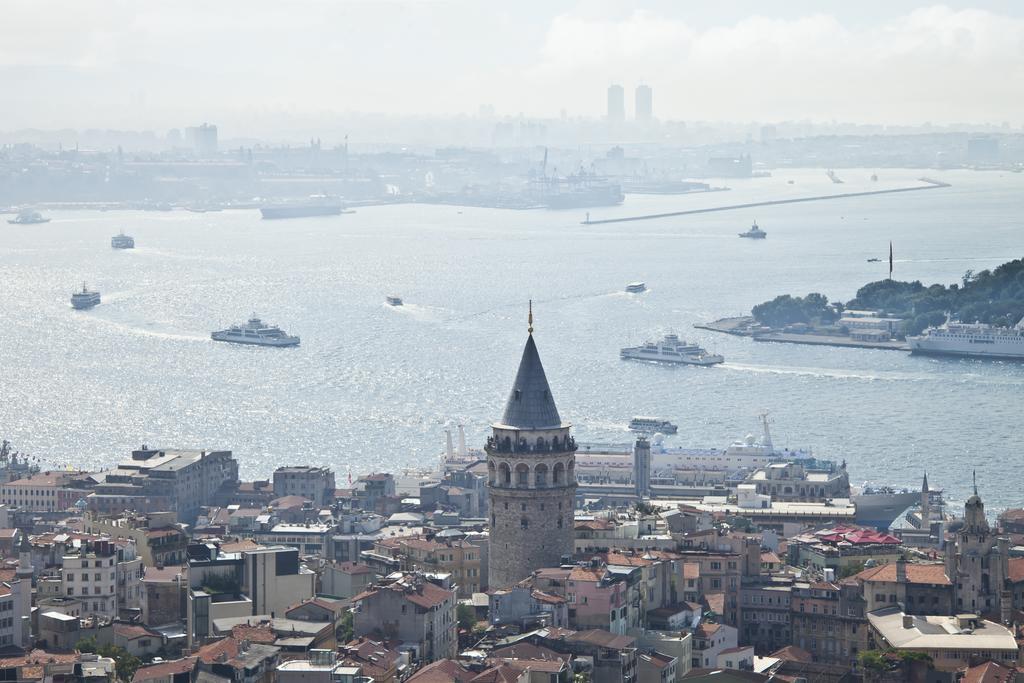 מלון איסטמבול 10 Karakoy מראה חיצוני תמונה The Bosphorus, the main artery of the sea, as seen from the Galata Tower.